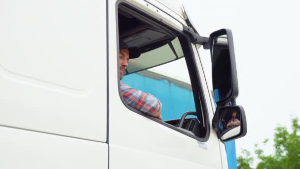 Chauffeur Camion Assis Dans Son Camion Montrant Pouces Vers Haut — Video