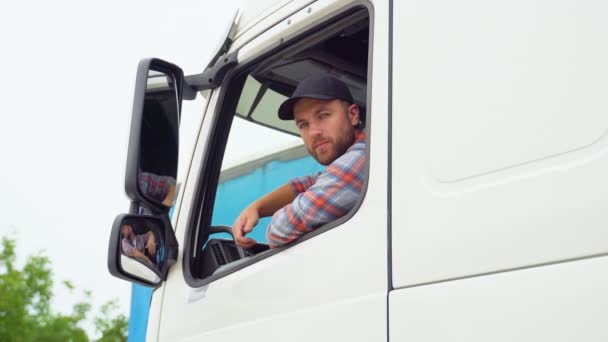 Motorista Caminhão Sentado Seu Caminhão Mostrando Polegares Para Cima Ocupação — Vídeo de Stock