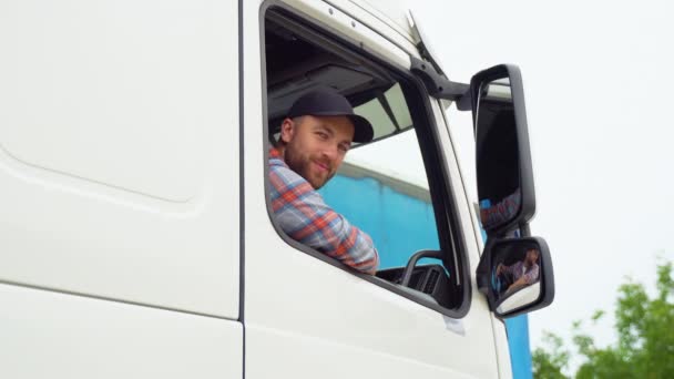 卡车司机坐在卡车上竖起大拇指 卡车职业 运输服务 右手驱动车 — 图库视频影像