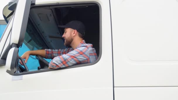 Camionista Preparar Para Viagem Trabalho Motorista Caminhão Homens Caucasianos Conversando — Vídeo de Stock