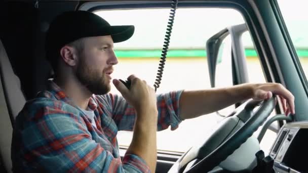 Lastbilschauffören Pratar Genom Radion Halvlastbilar — Stockvideo