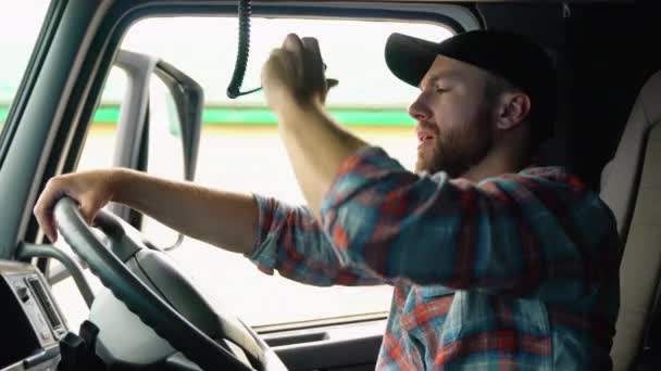 Trucker Připravuje Výlet Běloši Mluví Rádiu Úloha Řidiče Nákladního Auta — Stock video
