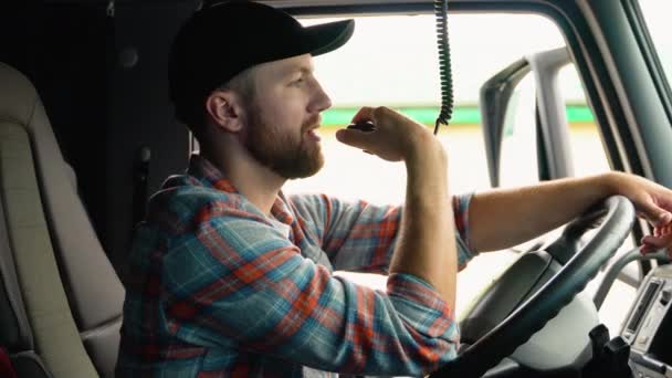 Kierowca Ciężarówki Przygotowuje Się Podróży Biali Mężczyźni Rozmawiający Przez Radio — Wideo stockowe