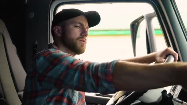 Kamyon Şoförü Telsizle Konuşuyor Yarı Kamyon — Stok video
