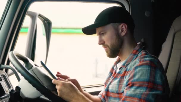 Motoristas Caminhão Mão Segurando Tablet Verificando Lista Produtos Motorista Escrevendo — Vídeo de Stock