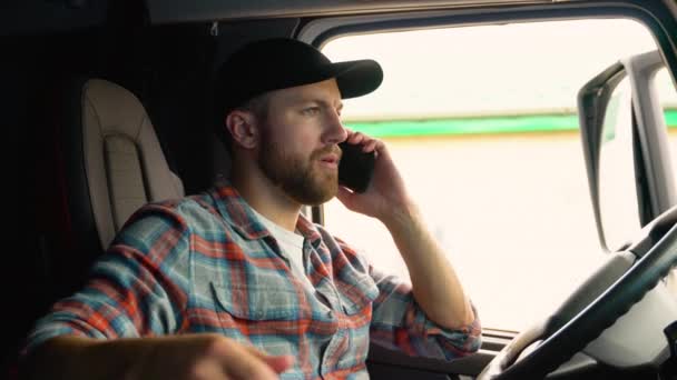 Beszél Mobil Telefon Ülve Kabinban Nagy Modern Truck Driver — Stock videók