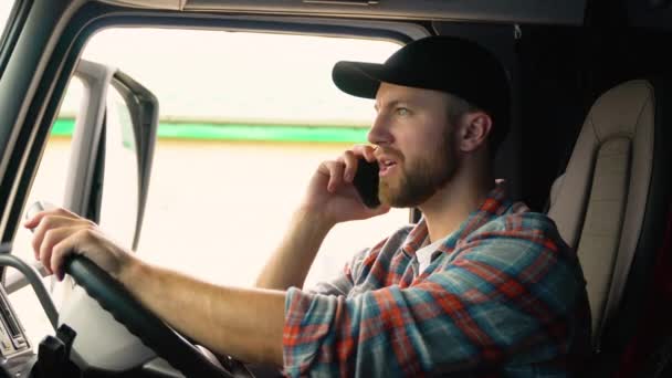Conductor Hablando Por Teléfono Móvil Mientras Está Sentado Cabina Camión — Vídeo de stock