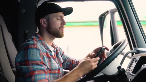 Professionell Medelålders Lastbil Med Lastbil Gps Navigering För Att Transportera — Stockvideo