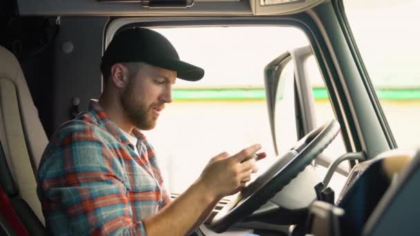 Επαγγελματίας Φορτηγατζής Που Χρησιμοποιεί Gps Φορτηγών Πλοήγησης Για Μεταφορά Και — Αρχείο Βίντεο
