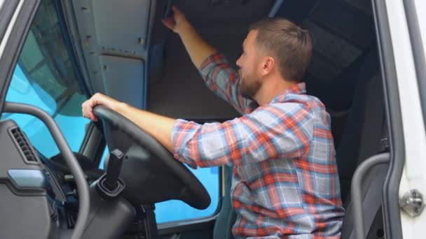 Camionero Preparándose Para Viaje Hombres Caucásicos Hablando Radio Camión Conductor — Vídeos de Stock