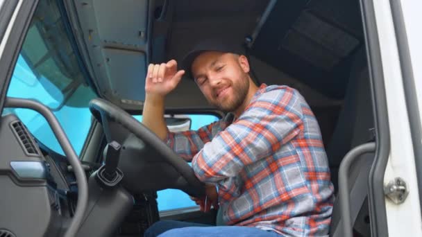 Kamyon Şoförü Kamyonunda Oturuyor Kamyoncu Işgali Ulaşım Hizmetleri — Stok video