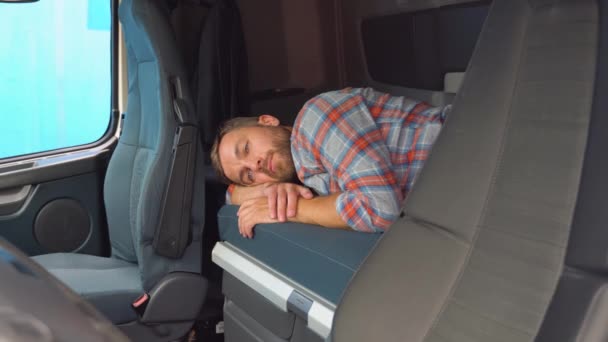 Vrachtwagenchauffeur Slaapt Zijn Hut Lange Overuren Sleepy Trucker Die Een — Stockvideo
