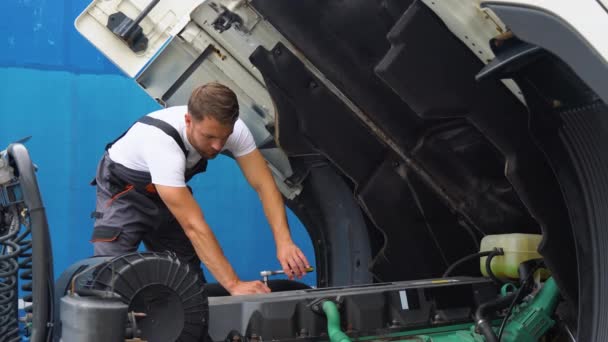 Mekaniker Reparerar Lastbilen Bilverkstad — Stockvideo