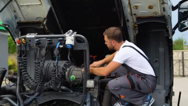 Mecánico Reparando Camión Camión Motor Diesel Tienda Servicio Automático — Vídeo de stock