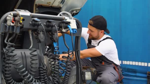 Vrachtwagenreparatie Een Man Uniform Auto Storing — Stockvideo
