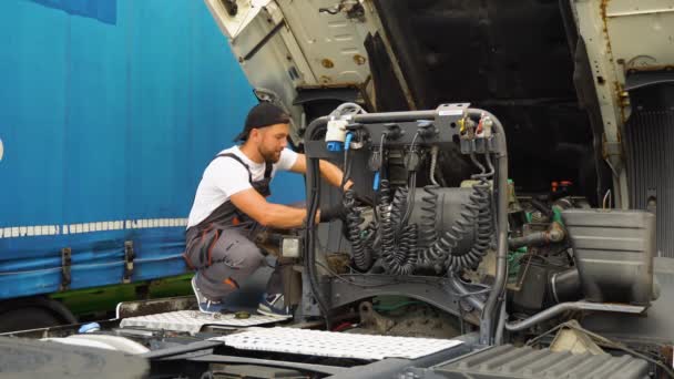 Reparación Motor Tractor Camión Semi Roto Camiones Caucásicos Mecánico — Vídeo de stock