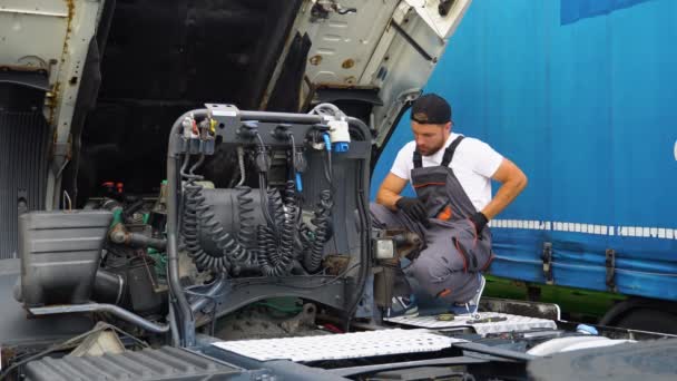 Semi Caminhão Sob Manutenção Mecânico Caminhão Caucasiano Trabalhando Para Corrigir — Vídeo de Stock