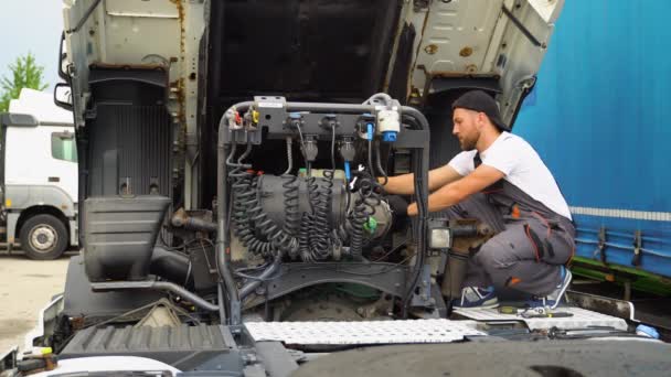 Mecânico Reparar Camião Diesel Engine Truck Loja Serviços Auto — Vídeo de Stock