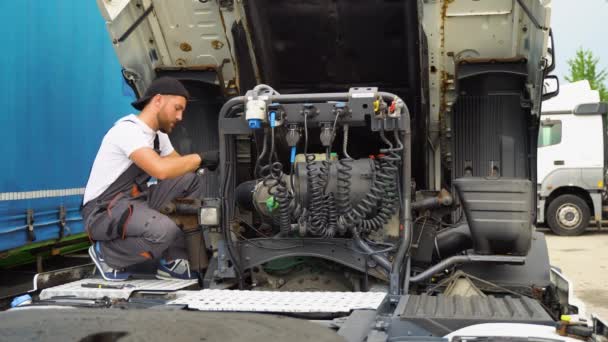 Mecânico Caminhão Profissional Que Trabalha Serviço Reparação Veículos — Vídeo de Stock