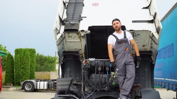 Mecánico Profesional Camiones Servicio Reparación Vehículos — Vídeo de stock