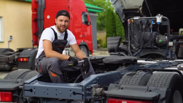 Semi Camion Maintenance Mécanicien Camion Caucasien Travaillant Pour Réparer Tracteur — Video