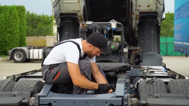 Mecânico Reparar Camião Diesel Engine Truck Loja Serviços Auto — Vídeo de Stock