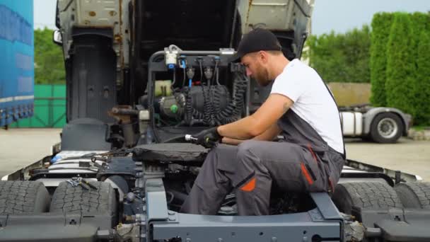 Mecânico Caminhão Profissional Que Trabalha Serviço Reparação Veículos — Vídeo de Stock