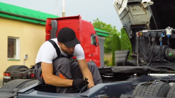 Naprawa Ciężarówki Mężczyzna Mundurze Awaria Samochodu — Wideo stockowe
