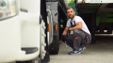 Araba tamir servisindeki profesyonel kamyon tamircisinin portresi