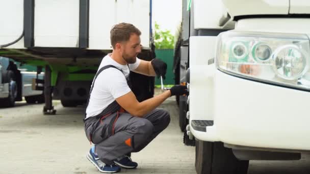 Motorista Caminhão Usando Chave Tomada Durante Mudança Pneu Serviço Carro — Vídeo de Stock