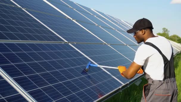 Técnico Afroamericano Está Limpiando Panel Solar Ingeniero Contratista Que Mide — Vídeos de Stock
