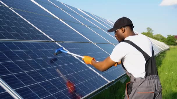 Technicien Photovoltaïque Noir Nettoyage Lavage Surface Des Panneaux Solaires — Video