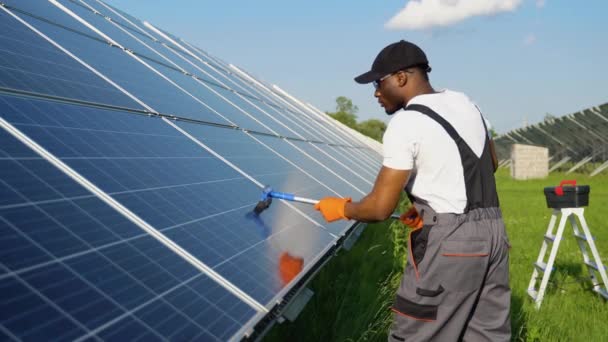 Afrikalı Amerikalı Teknisyen Güneş Panelini Temizliyor — Stok video
