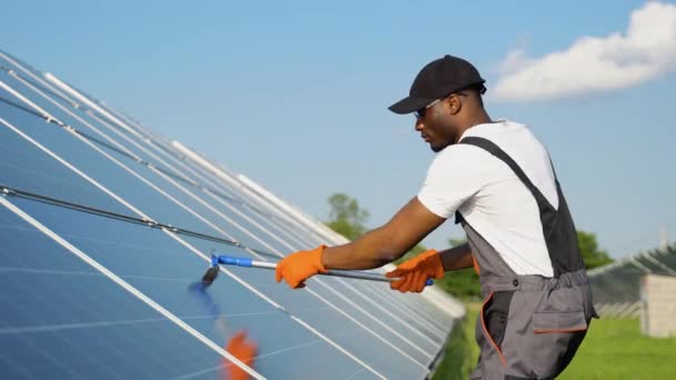 Afrika Kökenli Amerikalı Işçiler Güneş Panellerini Fırça Suyla Temizliyor — Stok video
