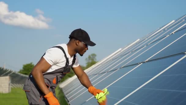 Técnico Fotovoltaico Negro Limpiando Lavando Superficie Los Paneles Solares — Vídeos de Stock