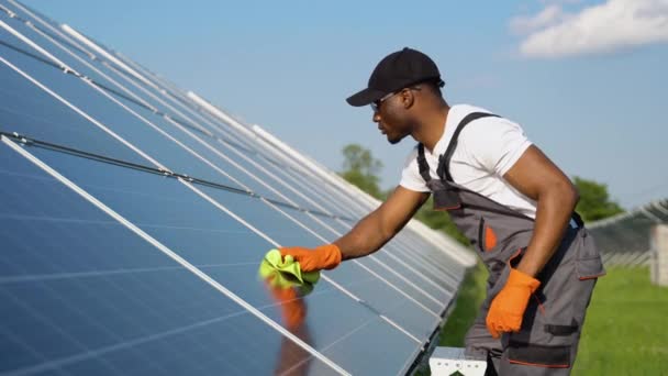 Técnico Afro Americano Está Limpando Painel Solar — Vídeo de Stock