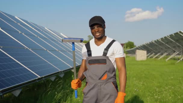 Portret Afrykańskiego Pracownika Pędzlem Pobliżu Paneli Słonecznych — Wideo stockowe