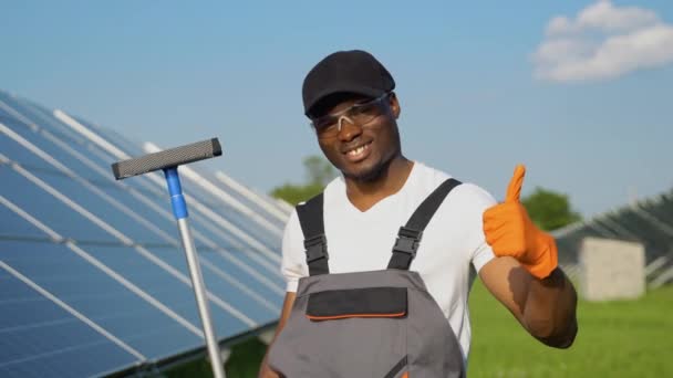 Portrait Travailleur Afro Américain Avec Brosse Près Des Panneaux Solaires — Video