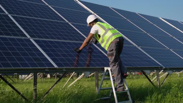 Ingeniero Afroamericano Manteniendo Paneles Solares Técnico Trabajando Aire Libre Construcción — Vídeos de Stock
