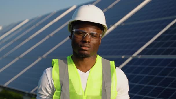 Τεχνολογία Πράσινης Ενέργειας Φωτοβολταϊκών Εργάτης Εργοστάσιο Ηλιακών Συλλεκτών — Αρχείο Βίντεο