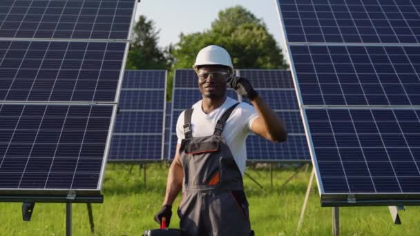 Bonito Afro Americano Masculino Mecânico Uniforme Frente Fileiras Painéis Solares — Vídeo de Stock