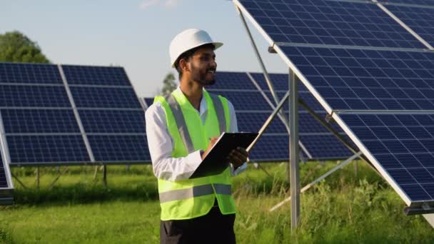 Joven Ingeniero Indio Uniforme Especial Levanta Sobre Fondo Paneles Solares — Vídeos de Stock