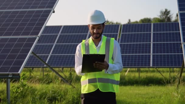 在发电厂检查太阳能电池板的年轻印度工程师 专业职业 可再生能源和技术的概念 — 图库视频影像