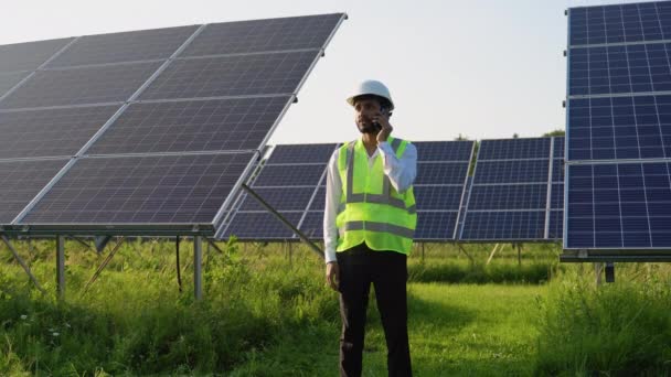 Asiatischer Ingenieur Spricht Mit Smartphone Vor Solarzelle — Stockvideo