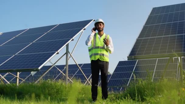 Energia Solar Painéis Solares Eletricista Uma Rede Chamadas Telefônicas Falando — Vídeo de Stock