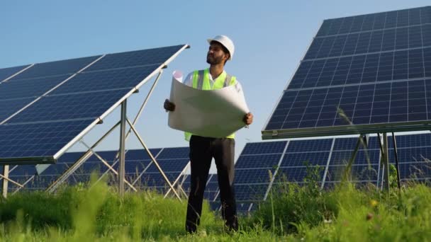 Ingeniero Indio Comprobando Paneles Solares — Vídeo de stock
