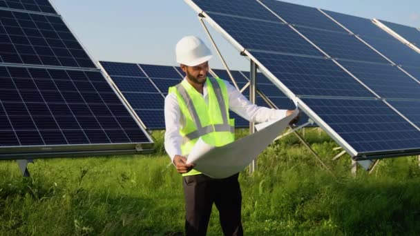Inženýr Zkontroluje Projektovou Dokumentaci Solární Stanice — Stock video