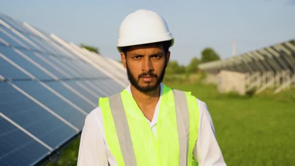 Usina Energia Solar Com Engenheiro Vestuário Trabalho Proteção Andando Examinando — Vídeo de Stock