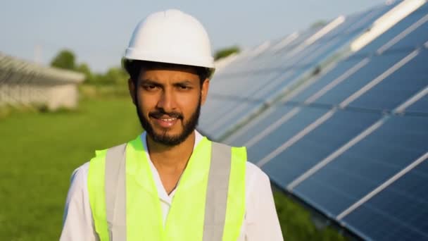 Solkraftverk Med Indisk Ingenjör Skyddsarbetskläder Som Går Och Undersöker Solcellspaneler — Stockvideo