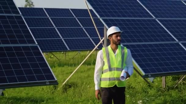 太陽電池パネルを点検するインドのエンジニア — ストック動画